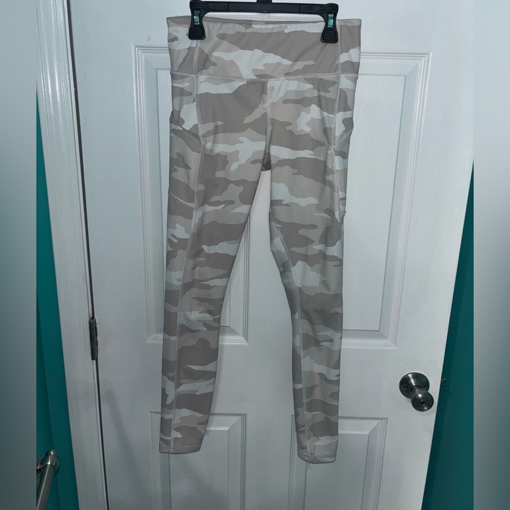 Women's Athleta Elation 7/8 Tight Grey Camo Active Crop Leggings Sz. Xs